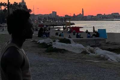 Il viaggio del 16enne MB: dalla Nigeria alla Puglia tra rapinatori, scafisti, razzismo e corruzione